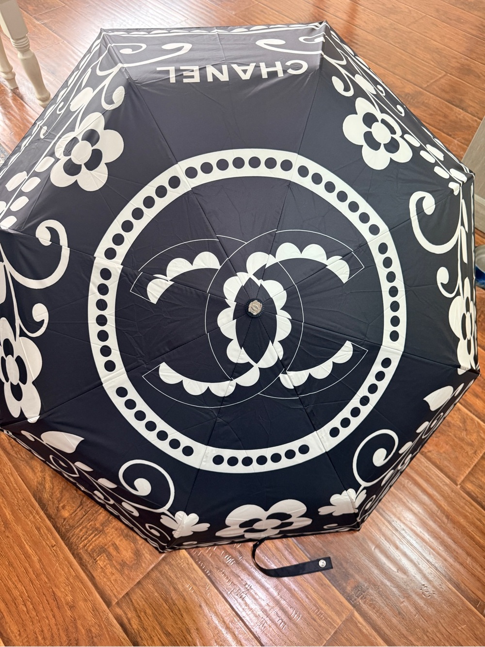 Chanel umbrella Black & White
Floral Luxe Automatic EUC
W/slip pocket - Picture 4 of 10